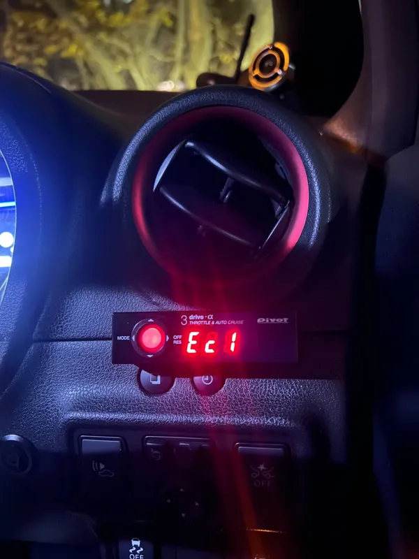 Блок 3drive Pivot с красным индикатором Ec1 на торпеде под воздуховодом