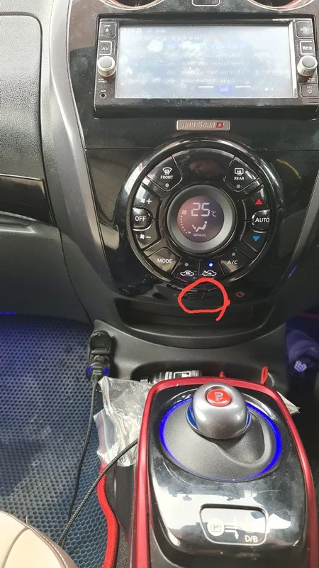 Круглый блок климата E12 на e-Power, красный кружок внизу под кнопками A/C и режимов обдува