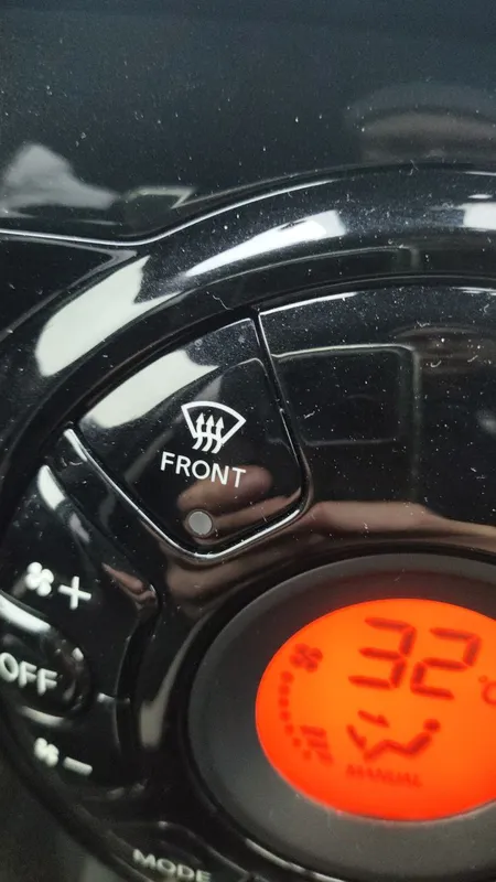 Кнопка FRONT обдува лобового стекла на блоке климата e-Power, на табло 32 градуса