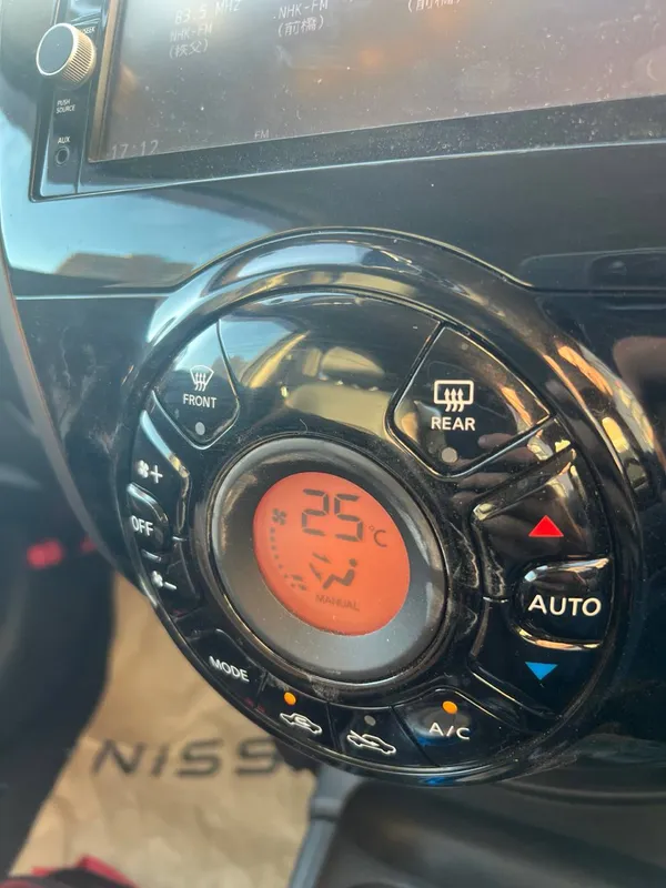 Блок климата Ноута e-Power после включения, на табло 25 градусов и надпись MANUAL, лампа AUTO не горит