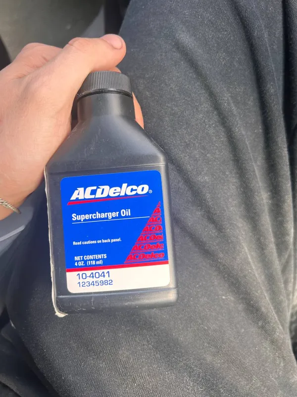 Флакон масла ACDelco Supercharger Oil на 118 мл с номерами 10-4041 и 12345982 в руке