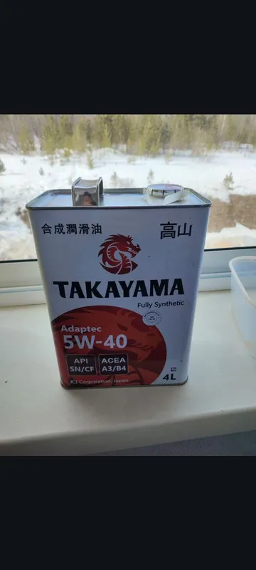 Жестяная банка Takayama Adaptec 5W-40 на подоконнике, на этикетке API SN/CF и ACEA A3/B4
