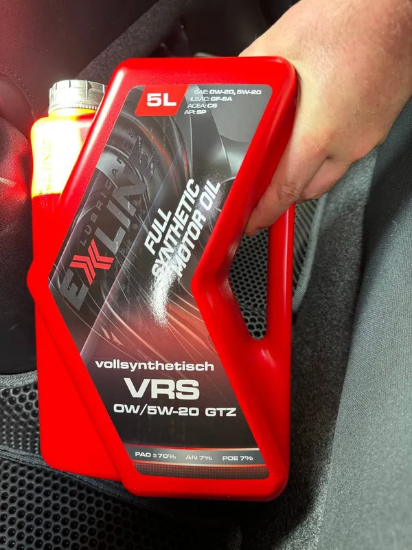 Красная канистра VRS 0W/5W-20 GTZ на 5 литров в руке, на этикетке надпись vollsynthetisch