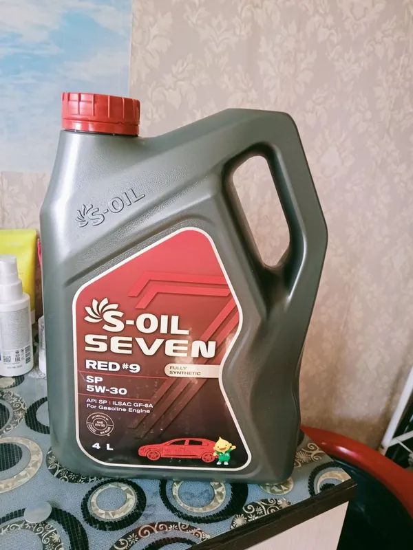 Серая канистра S-Oil Seven Red #9 SP 5W-30 на 4 литра с красной этикеткой