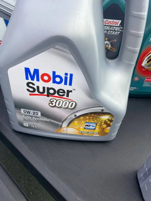 Канистра Mobil Super 3000 0W-20 на четыре литра на полке магазина, на этикетке ILSAC GF-6A
