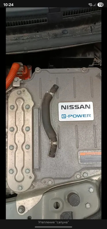 Трубка сапуна под капотом Ноута e-Power у крышки инвертора, на ней черный рукав утеплителя
