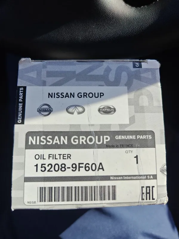 Коробка оригинального масляного фильтра Nissan с номером 15208-9F60A