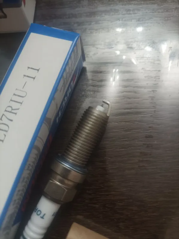 Свеча Torch рядом с синей коробкой LD7RIU-11