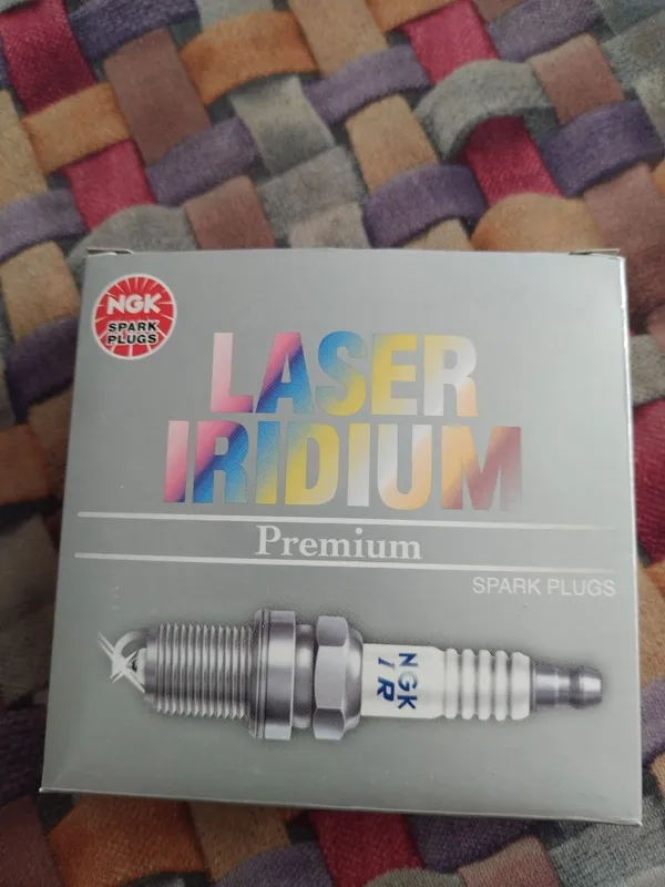 Коробка NGK Laser Iridium Premium на цветном покрывале