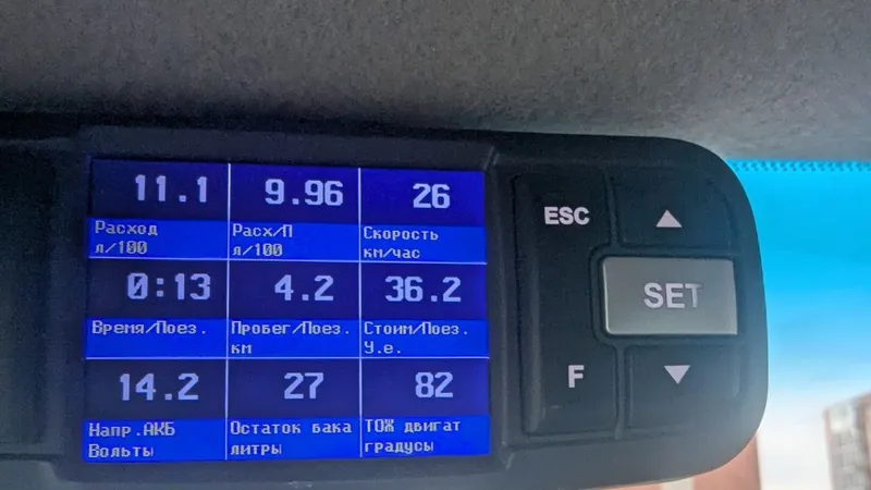 Экран бортового компьютера на ходу, температура двигателя 82 градуса, расход 9,96 литра на сотню