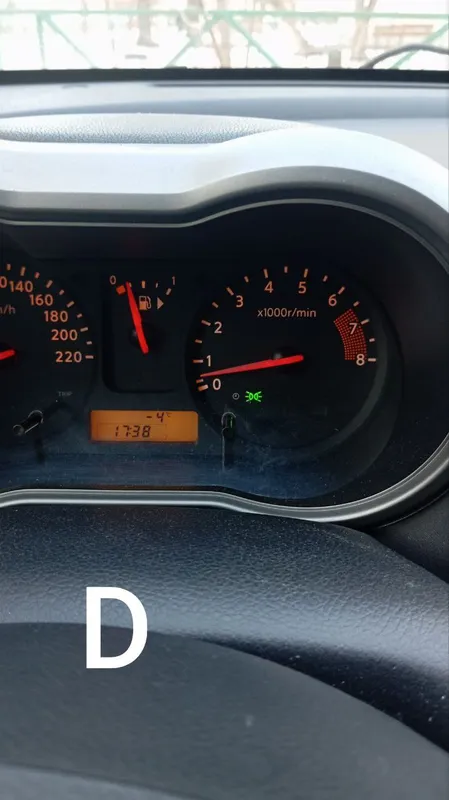 Тахометр Ноута на D показывает чуть меньше 1000 оборотов, на табло минус 4 градуса