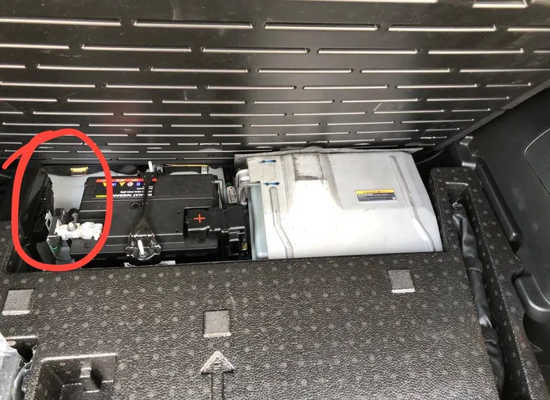 Багажник e-Power с поднятым полом, слева от аккумулятора красным обведен блок реле